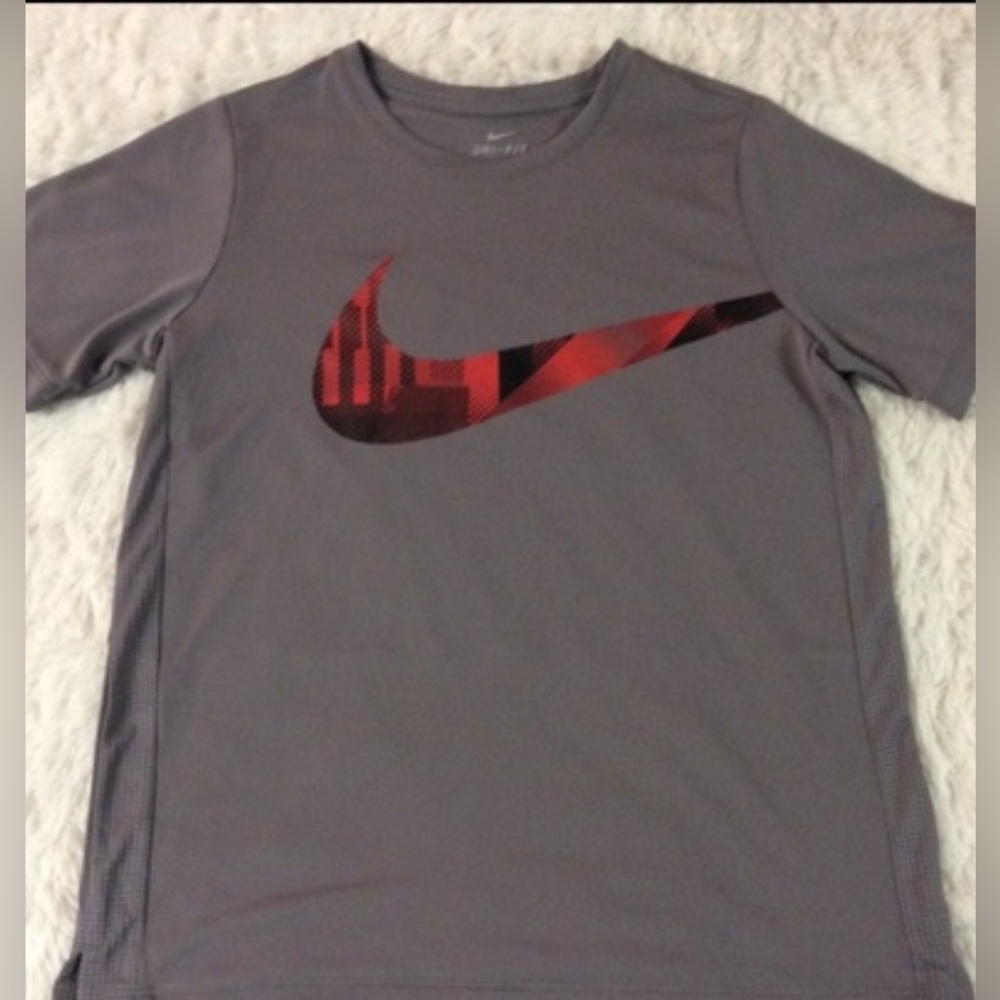 Nike Dri-Fit swoosh graphic T Youth Boys Tee Shirt Side Slits